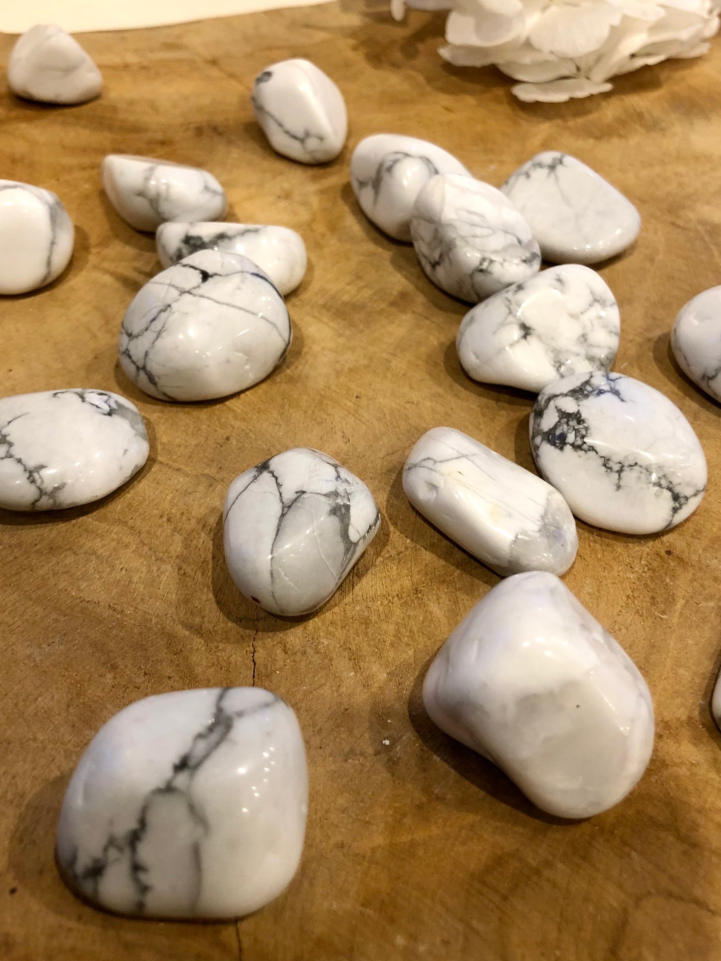 HOWLITE - Pierre roulée - Calme émotionnel